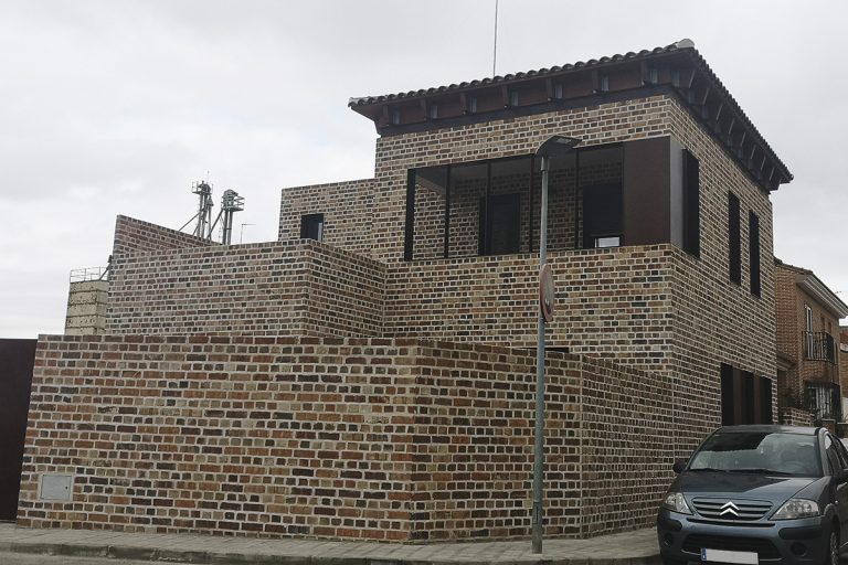 Casa con ladrillo rustico