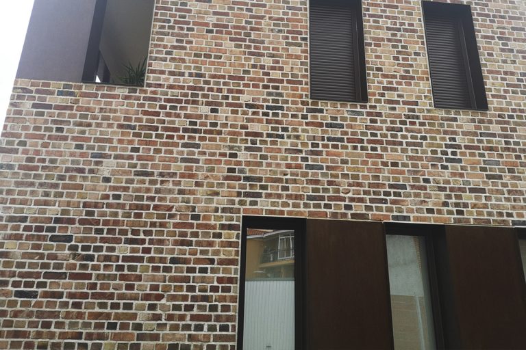 Casa con ladrillo rustico