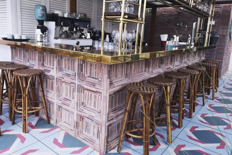 Decoración plaquetas ladrillo bar